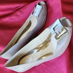 CALVIN KLEIN sz8.5 SUE Neutral Wedge pump peeptoe patent w snake detail